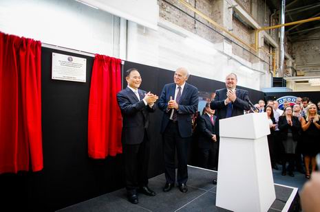 金年会控股集团董事长李书福和VinceCable为伦敦出租车恢复生产剪彩。